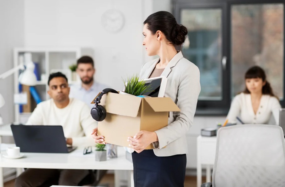 Tại Sao Giấc Mơ Bị Đuổi Việc Lại Phổ Biến và Ám Ảnh Đến Vậy?
