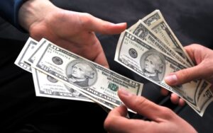 Nằm mơ thấy nhặt được tiền đánh con gì?