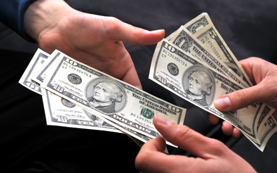 Nằm mơ thấy nhặt được tiền đánh con gì?